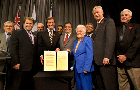 Photo of Provincial and municipal elected officials sign the Review Agreement on October 31, 2008