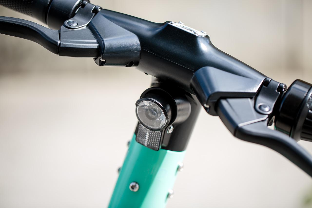 Image of e-scooter by Kristof Topolewski from Pixabay