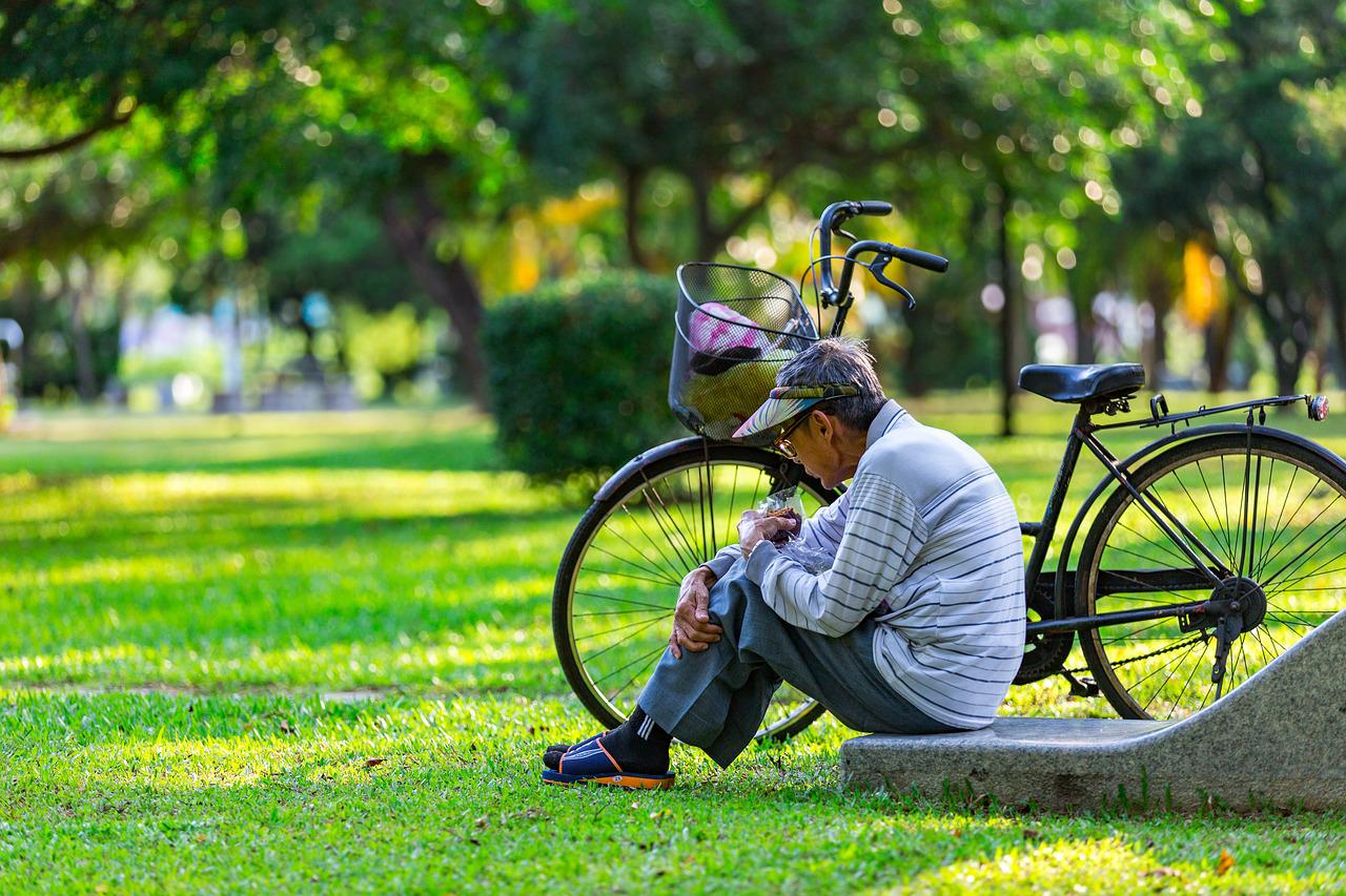 Image of senior sitting on grass by THAM YUAN YUAN from Pixabay