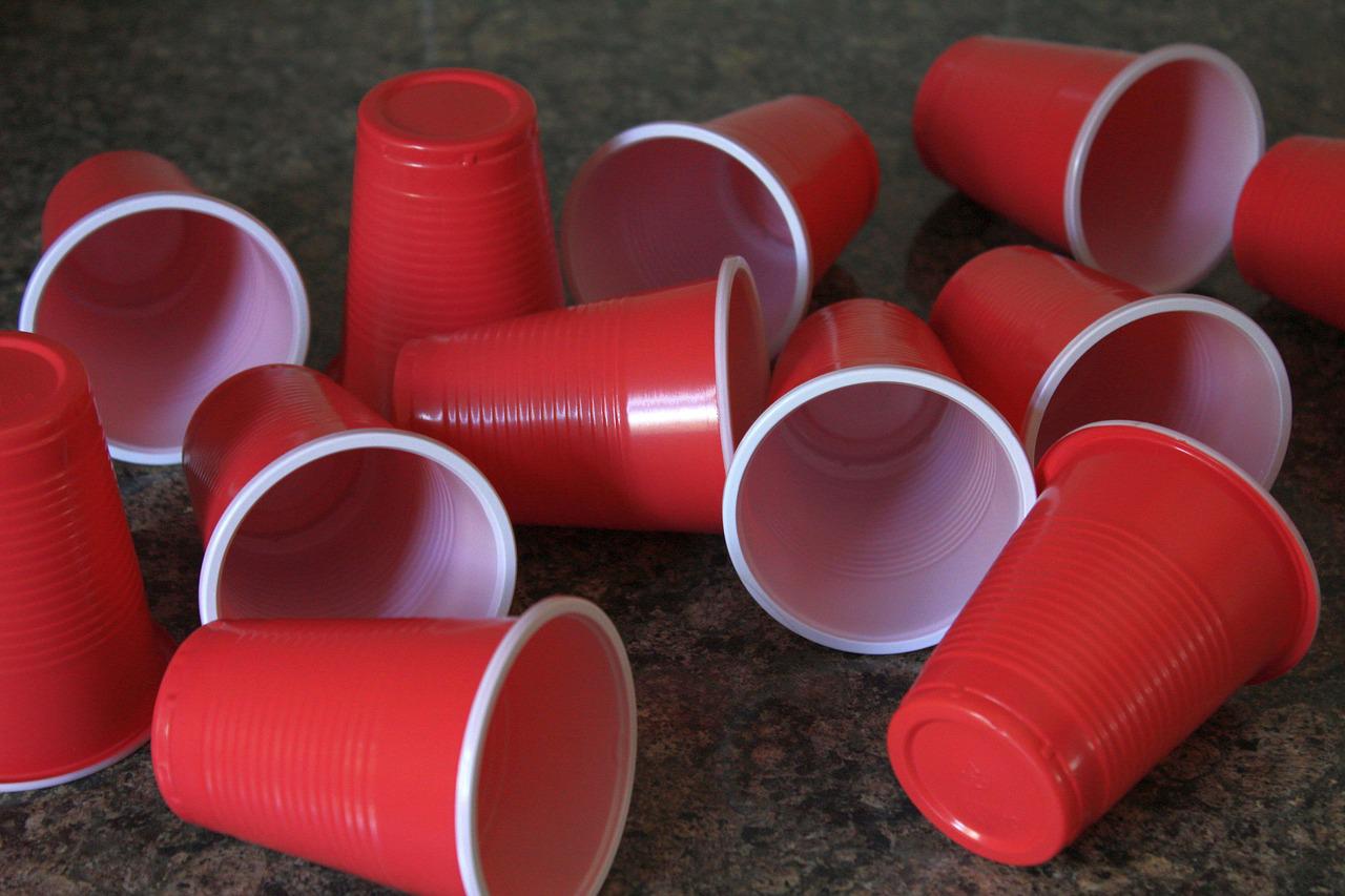 Image of red plastic cups by bluebudgie from Pixabay