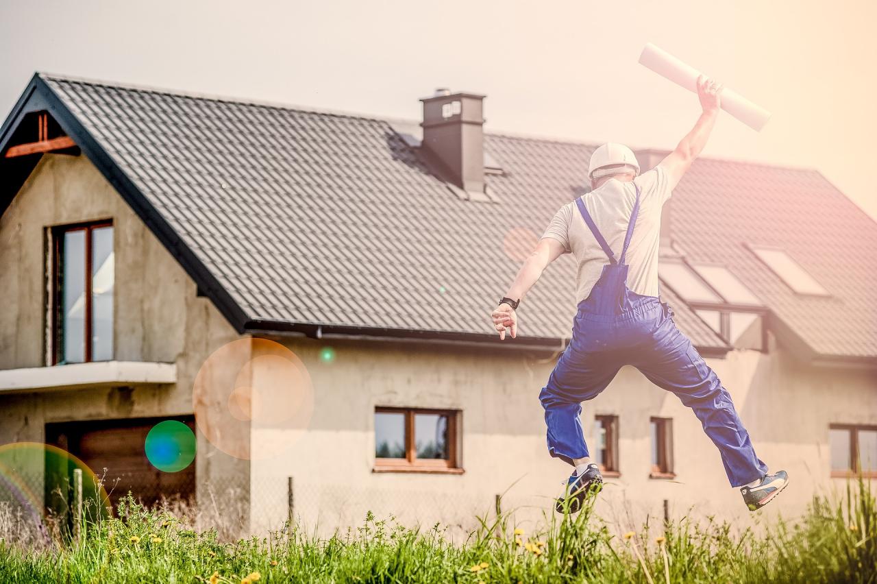 Image of a happy builder at a home that they have presumably build