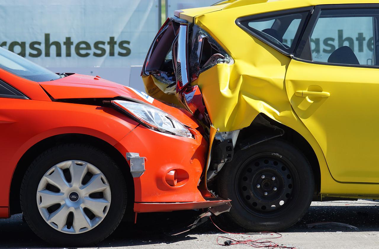 Image of crashed cars from Pixabay