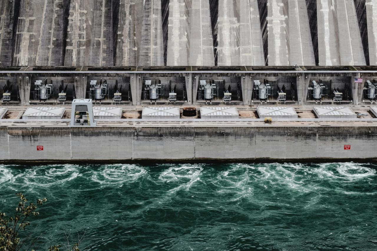 Image of waves near an energy plant in Niagara, Ontario. Photo courtesy of Eva Bronzini through Pexels.