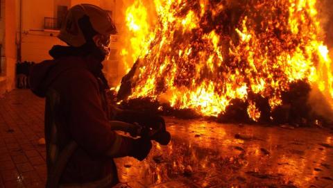 Image of a firefighter fighting fire 