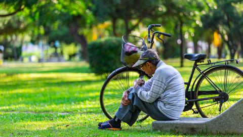 Image of senior sitting on grass by THAM YUAN YUAN from Pixabay