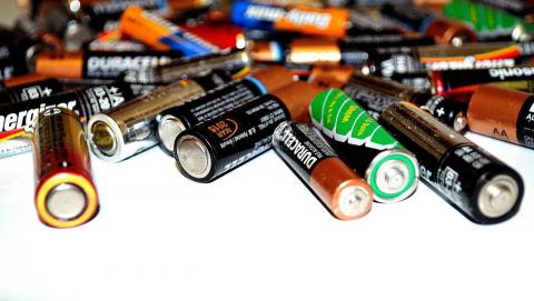 Image of batteries by PublicDomainPictures from Pixabay