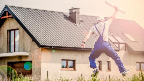 Image of a happy builder at a home that they have presumably build
