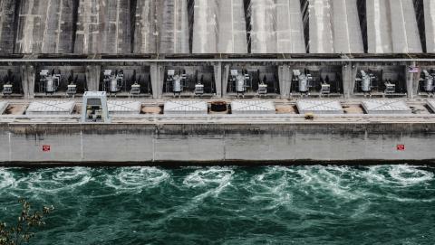 Image of waves near an energy plant in Niagara, Ontario. Photo courtesy of Eva Bronzini through Pexels.